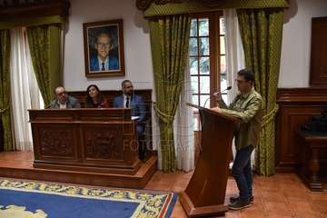 El periodista teldense Gaumet Florido leyó este jueves en el Pleno municipal el Manifiesto Institucional por el Día Internacional de las Mujeres (Foto TA y Francisco J. Santana)